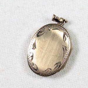 Classic oval gold plated photo locket, Gold Filled oval locket vintage picture